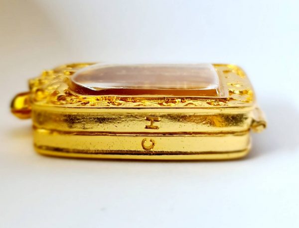 กรอบพระสมเด็จฝาหลัง ปิดลายฉลุหน้า สีทอง A30-1 - Image 2
