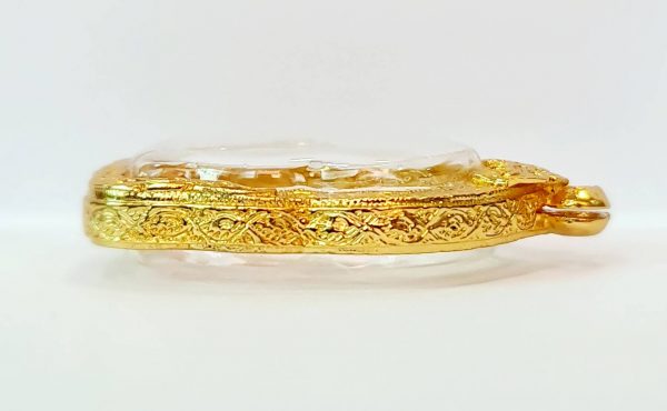 กรอบพระนั่งพานหลวงพ่อรวยพันล้าน สีทอง Q20 ขนาด 2.5*4*0.3 cm. - Image 3