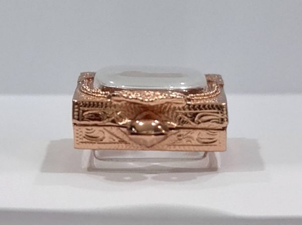 กรอบพระสมเด็จ CH1 A05-1  สีทอง ขนาดกรอบใน 2.6*3.7*0.7 Cm. งานหล่อทองเหลืองชุบไมครอน เคลือบแลคเกอร์ไฟฟ้า ไม่ลอกไม่ดำ แถมยางรองกับตะขอห่วง - Image 3