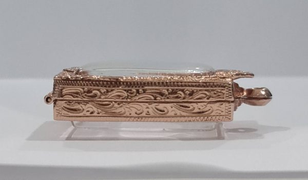 กรอบพระสมเด็จ CH1 A05-1  สีทอง ขนาดกรอบใน 2.6*3.7*0.7 Cm. งานหล่อทองเหลืองชุบไมครอน เคลือบแลคเกอร์ไฟฟ้า ไม่ลอกไม่ดำ แถมยางรองกับตะขอห่วง - Image 4
