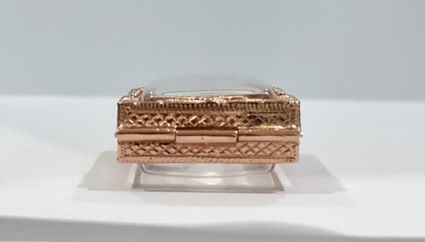 กรอบพระสมเด็จ CH1 A05-1  สีทอง ขนาดกรอบใน 2.6*3.7*0.7 Cm. งานหล่อทองเหลืองชุบไมครอน เคลือบแลคเกอร์ไฟฟ้า ไม่ลอกไม่ดำ แถมยางรองกับตะขอห่วง - Image 5